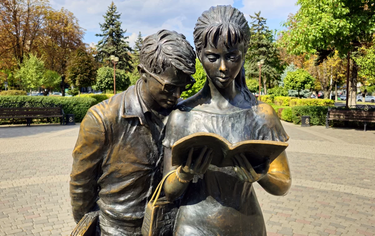 Памятник Шурику и Лиде в Краснодаре